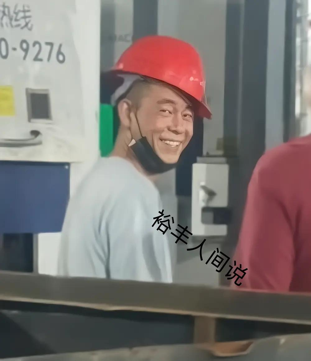 全网刷屏的认亲闹剧落幕！福建工人撞脸陈小春，本人正式回应最近全网都在热议一件