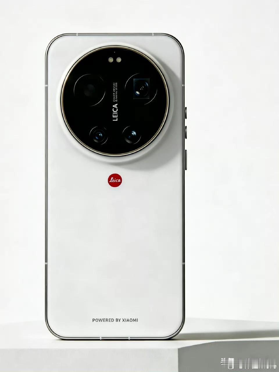 小米17Ultra最新渲染图红色徕卡标上机！镜头模组的排列不一定是这