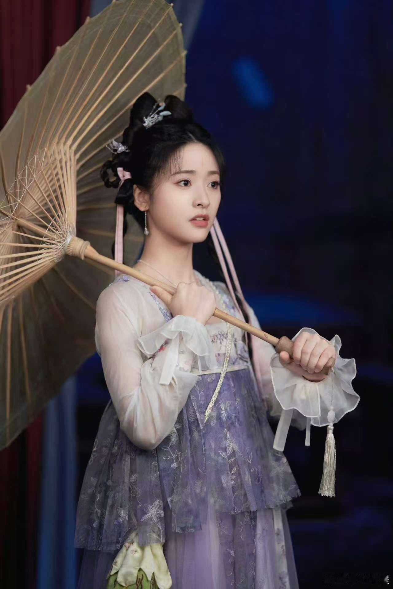 沈月紫衣撑伞沈月东方秦兰紫衣剧照沈月东方秦兰紫衣剧照，紫衣撑伞好萌，😖[抓