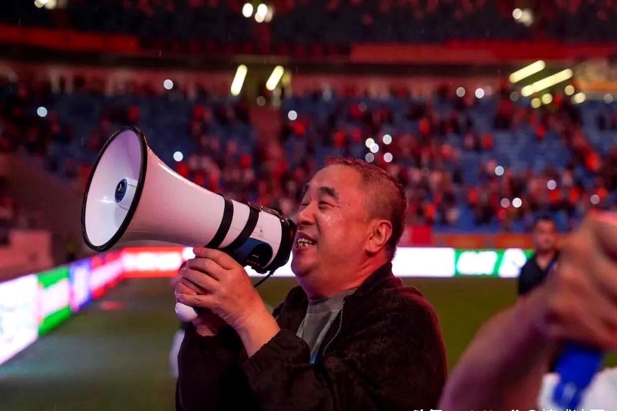 堂堂百年足球城，电视里竟连年播不了主队。因为转播费壁垒，青岛海牛和西海岸的