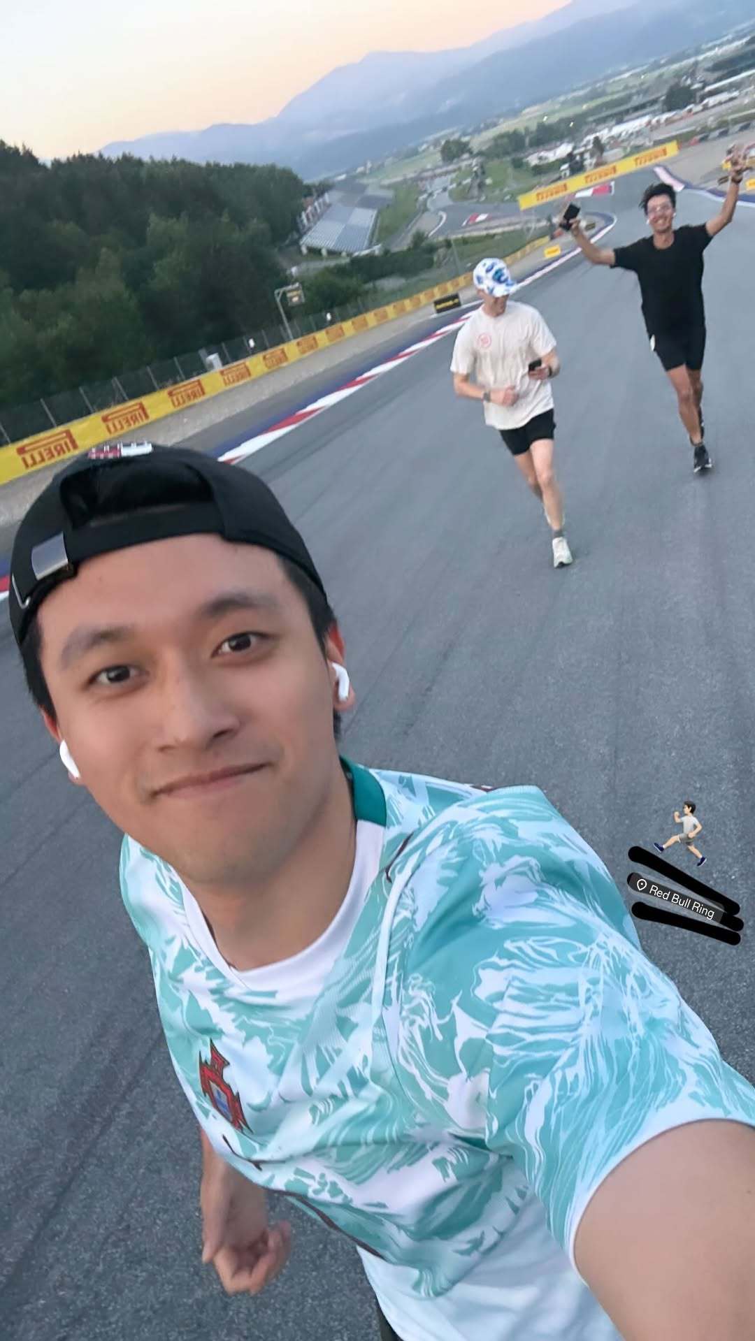 小周又又更新了一条动态🆕📸继续穿着C罗7号球衣在赛道上跑步🏃🏻这是每天都