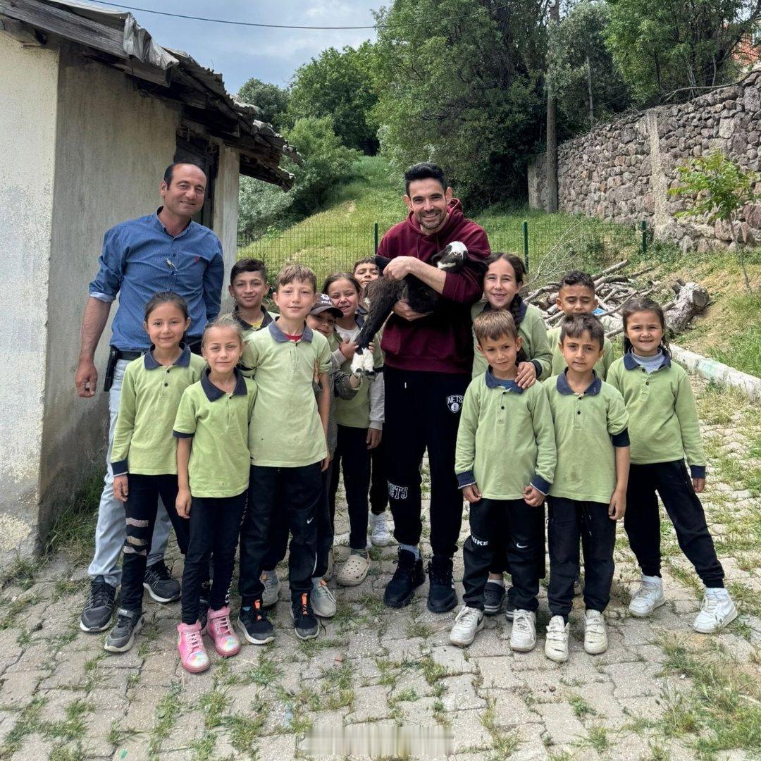 11月24日是土耳其教师节，一位老师收到了一只山羊作为礼物。