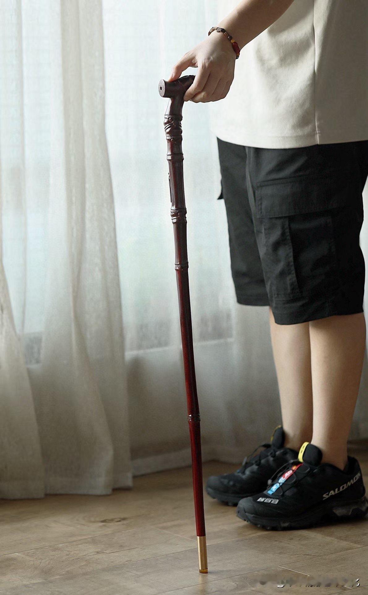 这根手杖，不只是“用”，更像一种分寸。小叶紫檀老料油润含光，触手微温，握住的