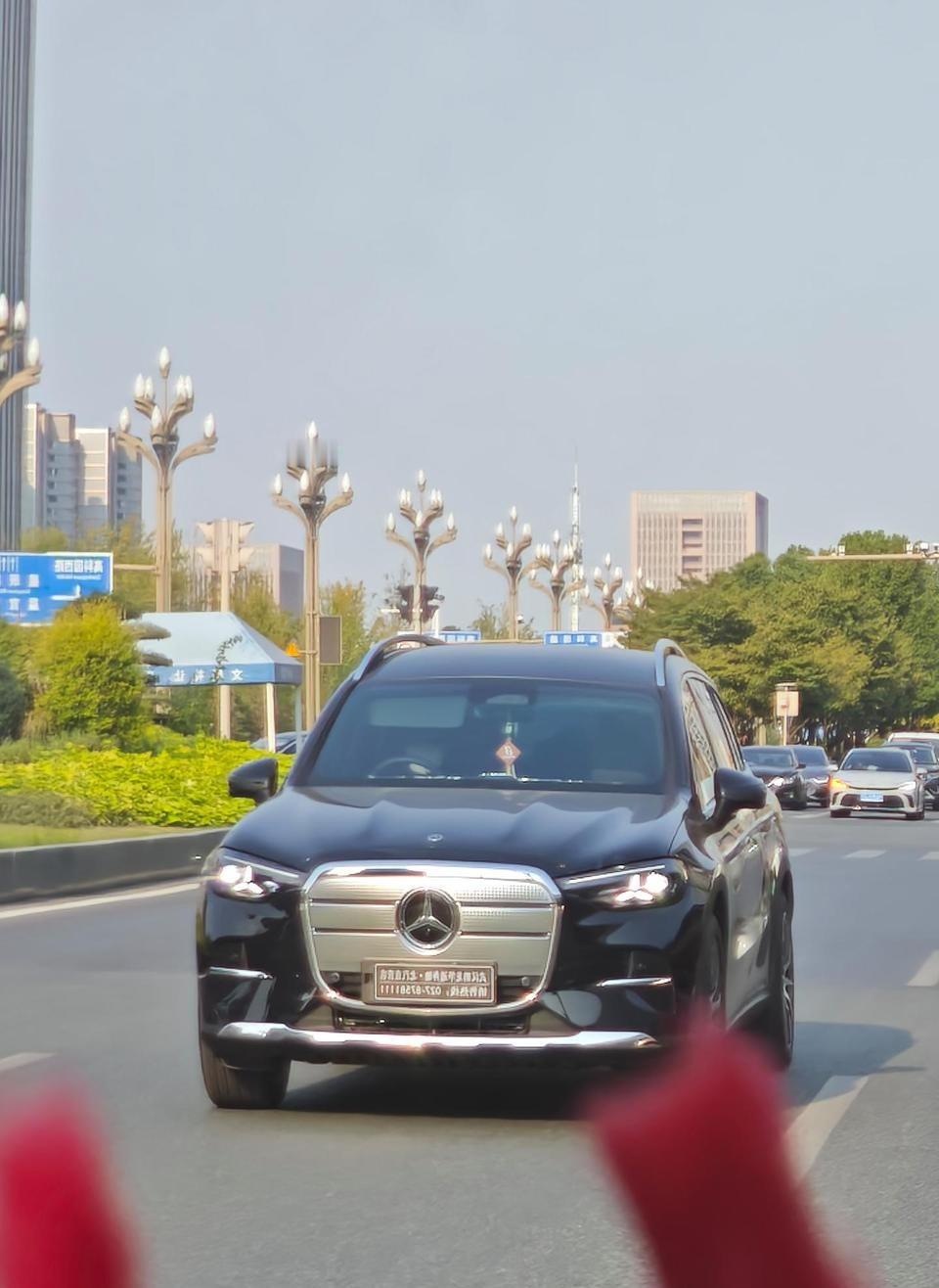 奔驰怎么也越来越“国产化”了，不看车背，还以为是大号的老头乐，这设计越来越看不懂