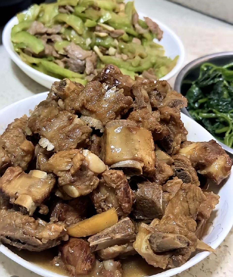 傍晚，王阿姨早早就钻进了厨房。知道儿子儿媳要回来吃饭，她特意买了新鲜排骨，慢炖了