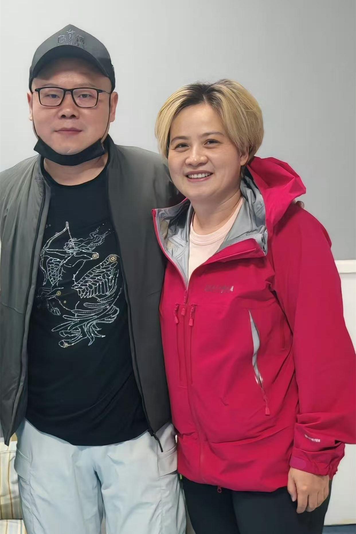 德云社岳云鹏在家直播，带徒弟刘筱亭出镜，岳嫂郑敏突然间进屋！德云社岳云鹏在家直播