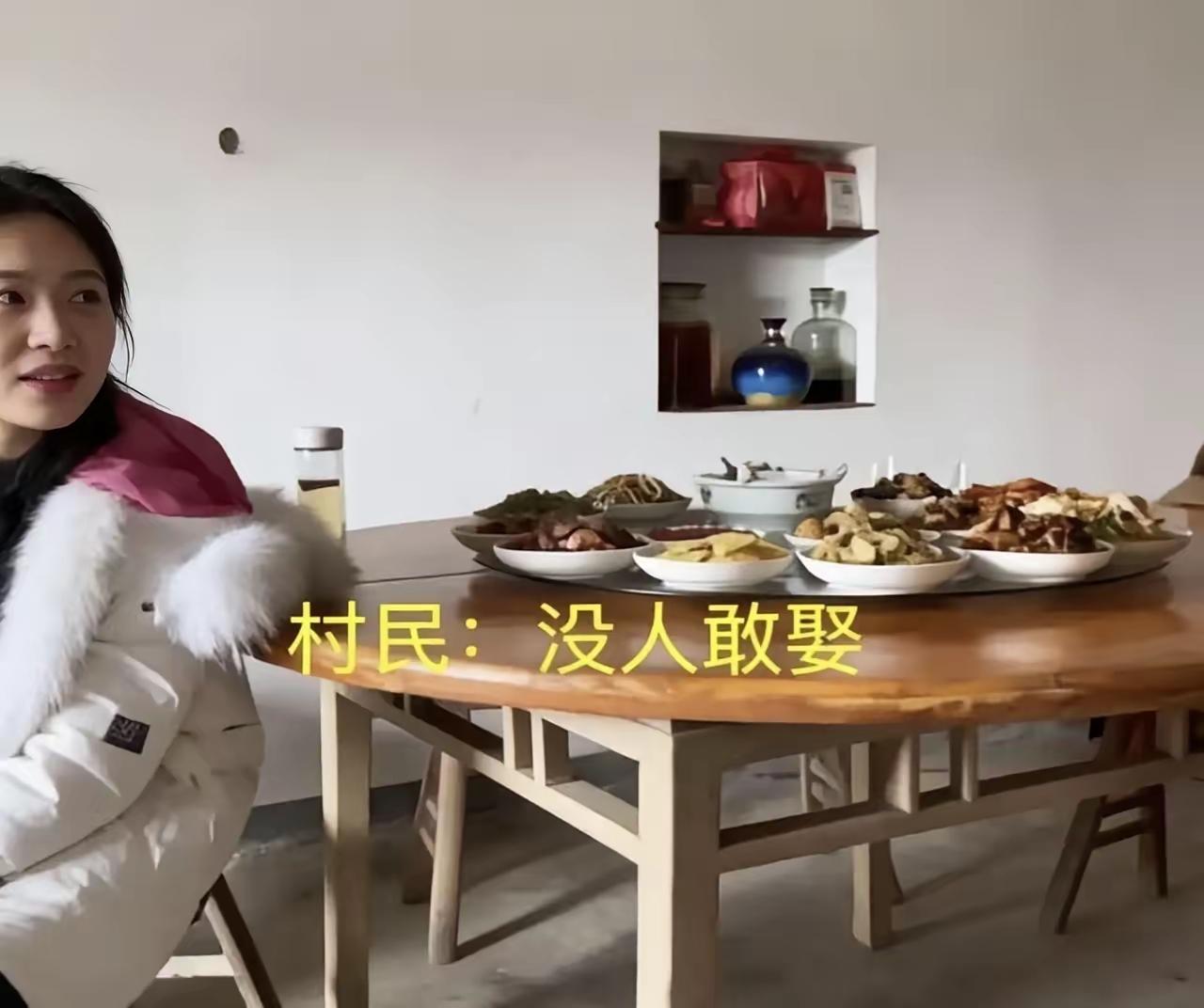 “她套上鞋套那一刻，爱情就死了”：农村男孩带女友回家过年，一句“厨房没排气扇”撕