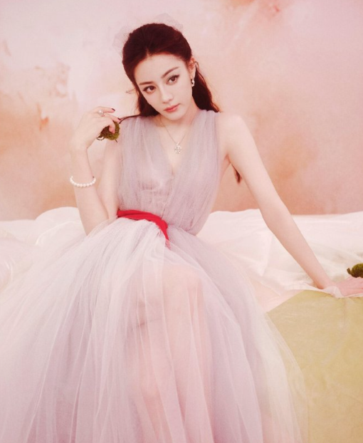 星空迷上了山野，有雾有灯也有归人