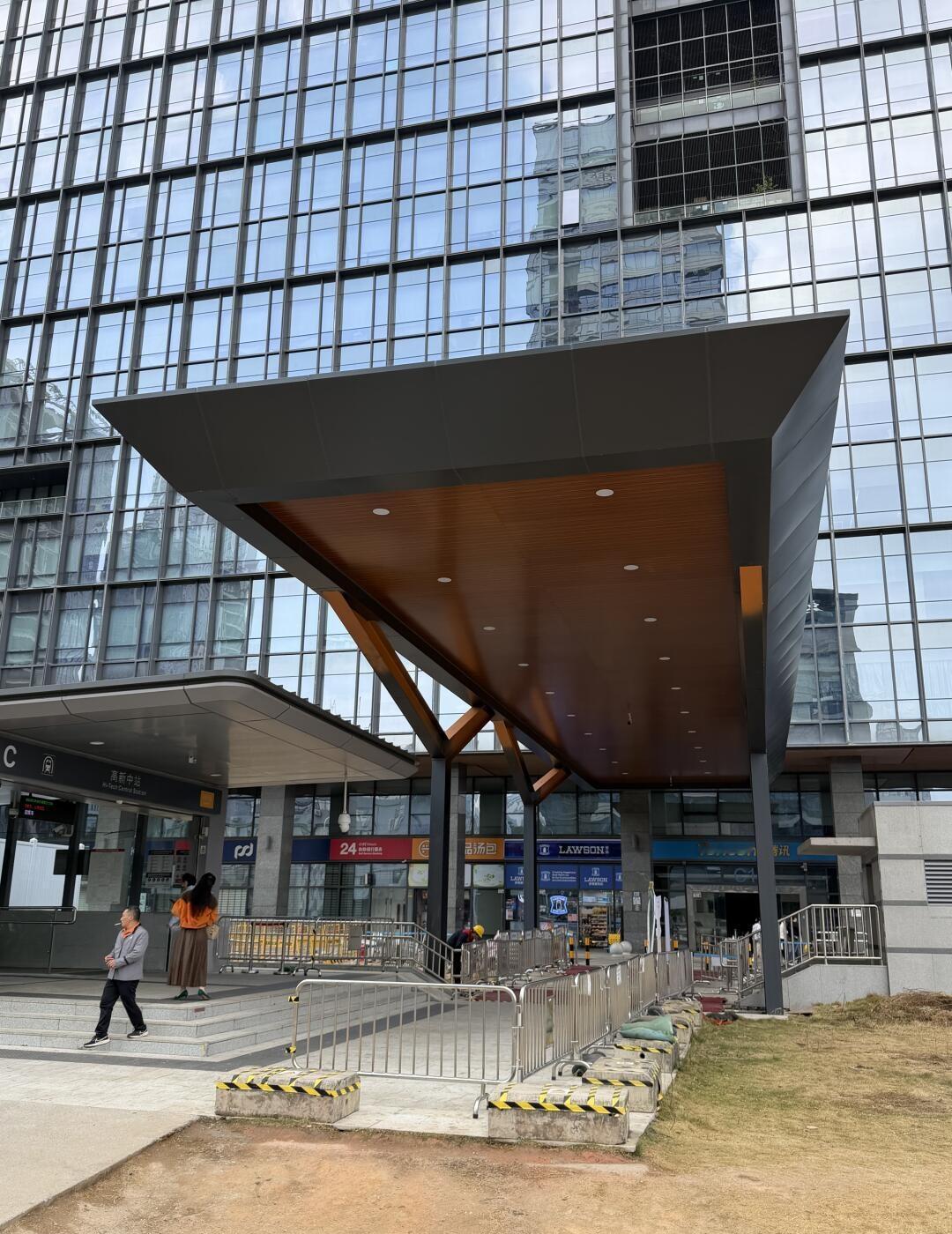 南山科技园牛马连廊也随着13号线投入使用了连廊修了一个月左右路也堵了一个月