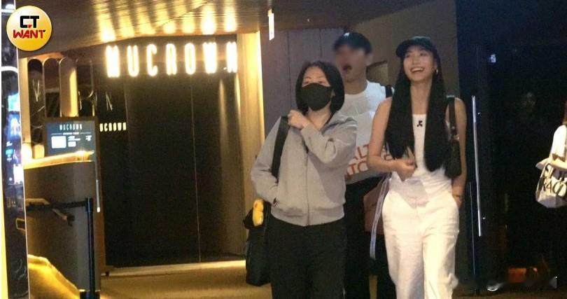 经经人否认小S二女儿恋情，并回应：陪同小S和Lily看电影的男子是公司同事min