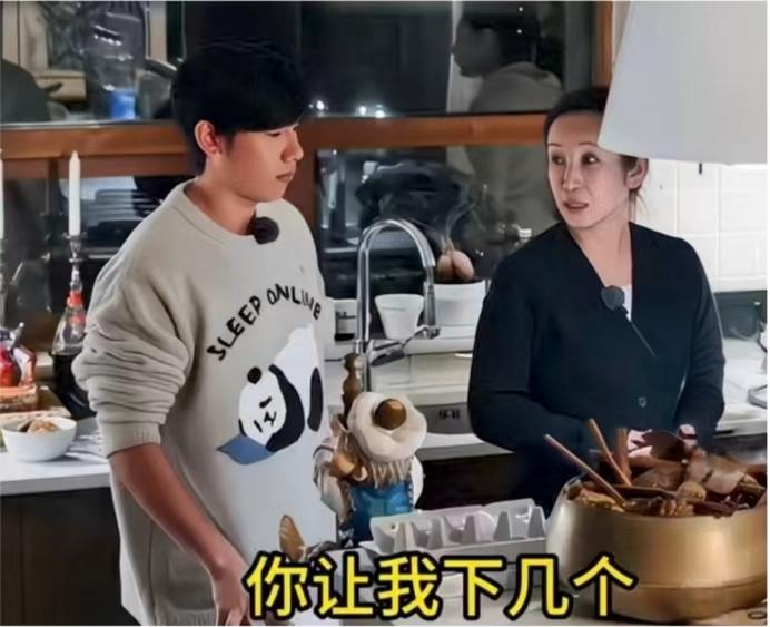 秦海璐在做饭，胡先煦：“你准备下几个蛋？”秦海璐：“你让我下几个？”