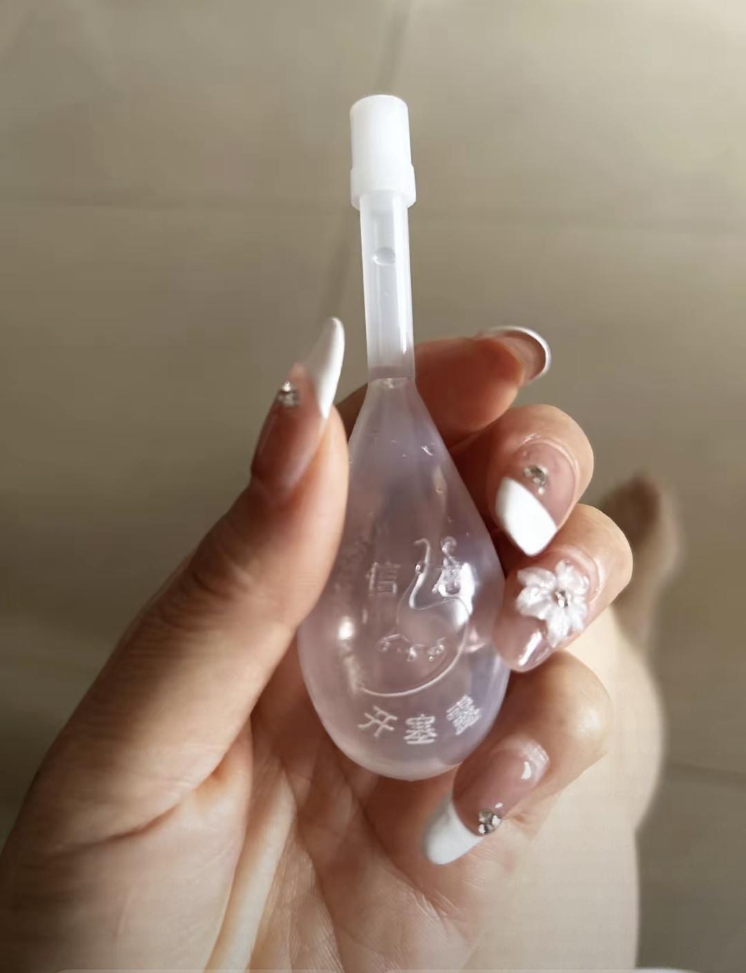 前几天晚上跟老公去药店买避孕套，结账时阿姨突然给我一支开塞露说免费送。我说不要她