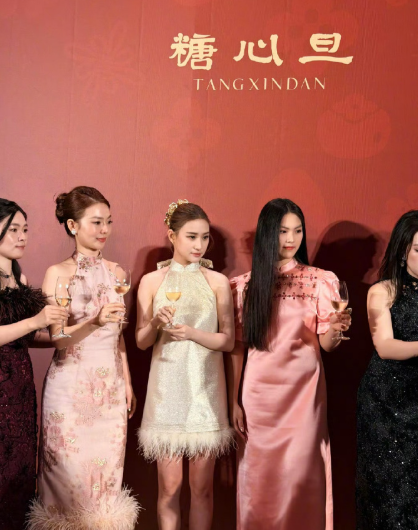 何超莲王诗龄活动同框，千金的气质和发质，都好贵气啊！！​​​