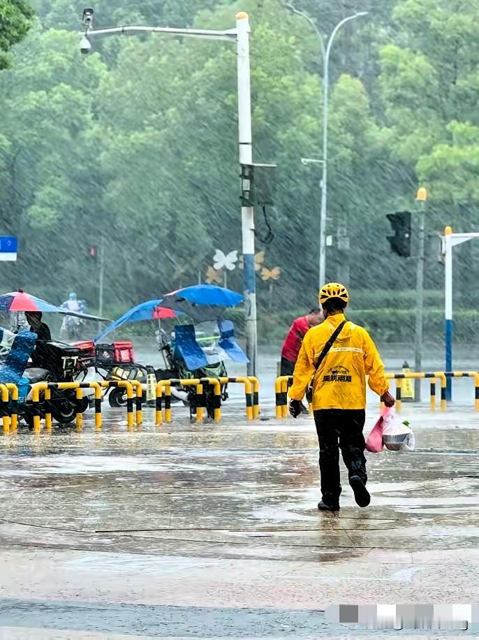 谁能想到，一顿迟到半小时的外卖，竟暖哭了无数人！上海大雨天，外卖超时近半小时