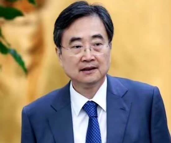 赵显一句话点燃三国外交烟火。韩国外长先放话“警惕中国”，第二天首尔总统室