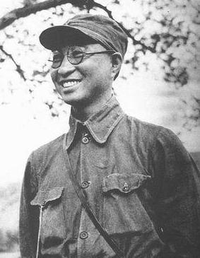 1955年，陈赓参加完授衔仪式回家。儿子赶忙问：“爸爸你这么厉害，被授予什么将？