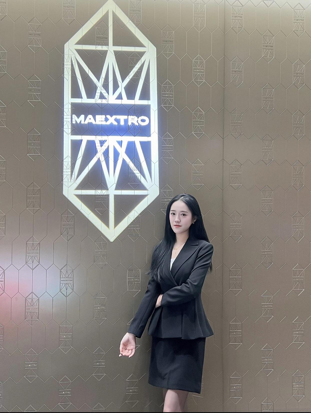 职场女性的穿着应该是什么样子优雅职场风，MAEXTRO品牌墙前打卡💼✨