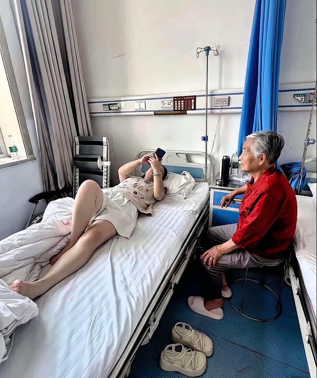 老太太住院，孙女不错来陪床了，奶奶坐着，让孙女躺着歇会玩玩手机。这孙女算好的了，