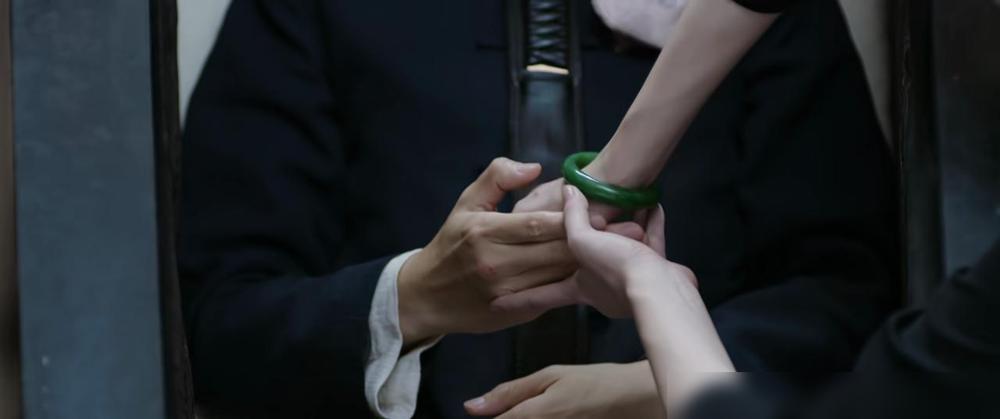 《长河落日》唯一让人泪目的地方，侠儿被大岛枪杀。大岛将枪对准了叶老，千钧一发之际