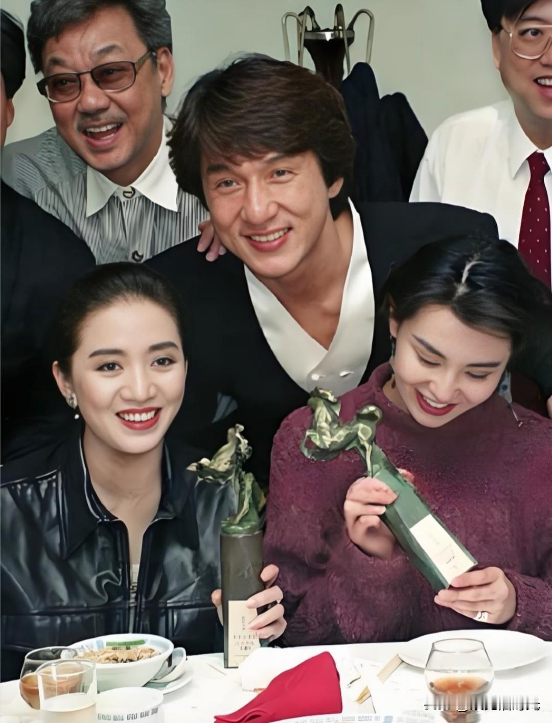原来金马奖长这样，原也是我孤陋寡闻了。1992年成龙凭借《警察故事3》夺得金