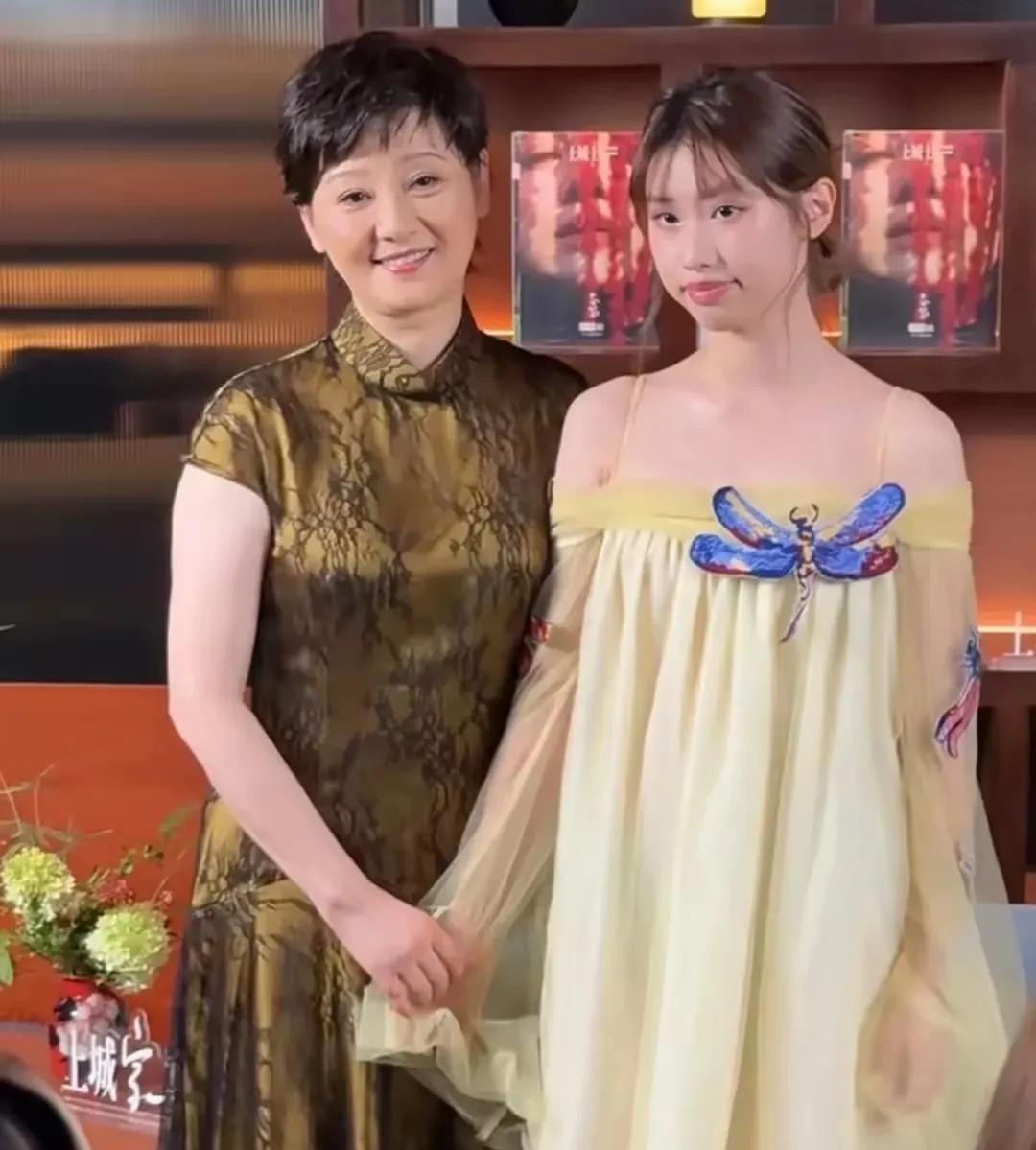 冯小刚和徐帆对养女徐朵确实好的没话说，两口子都愿意放下工作去国外陪女儿读书，全力