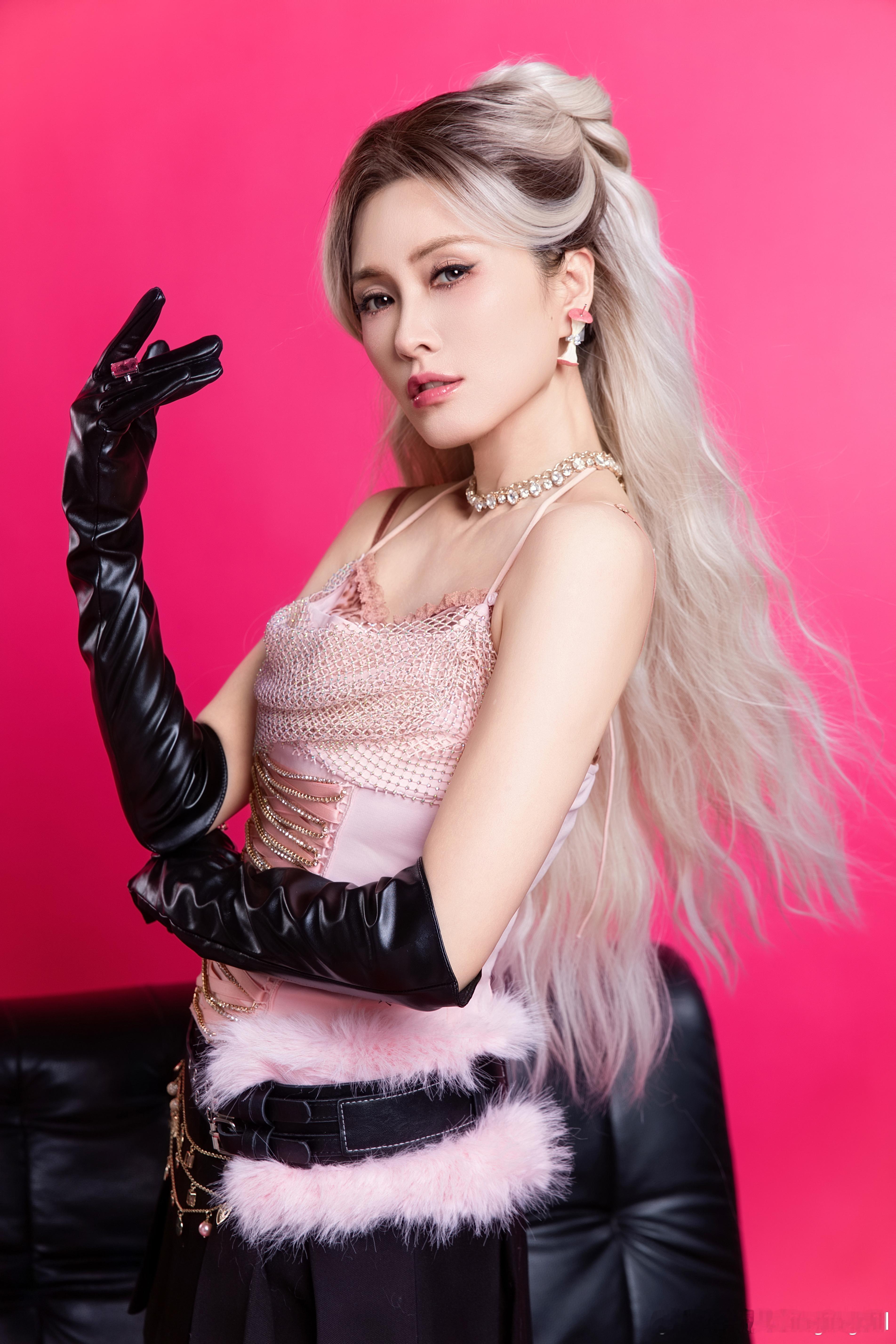 从未见过这样的徐洁儿全开麦演唱嗓音稳定极具感染力，舞蹈动作力道十足，专业实力狠狠
