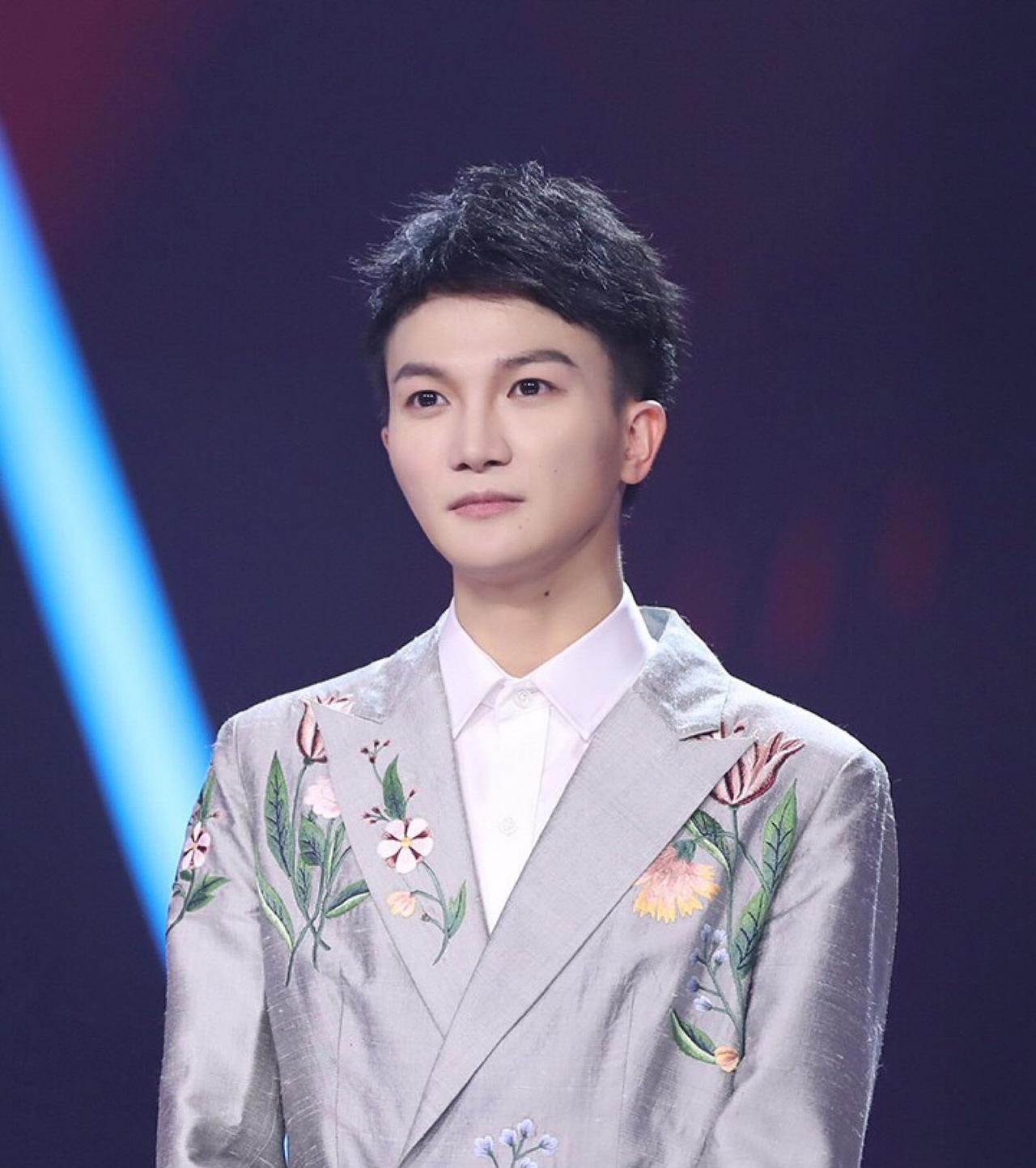 周深还是没忍住，最近回应了大家的疑惑。周深说：我永远不会成为所有人心目中的中