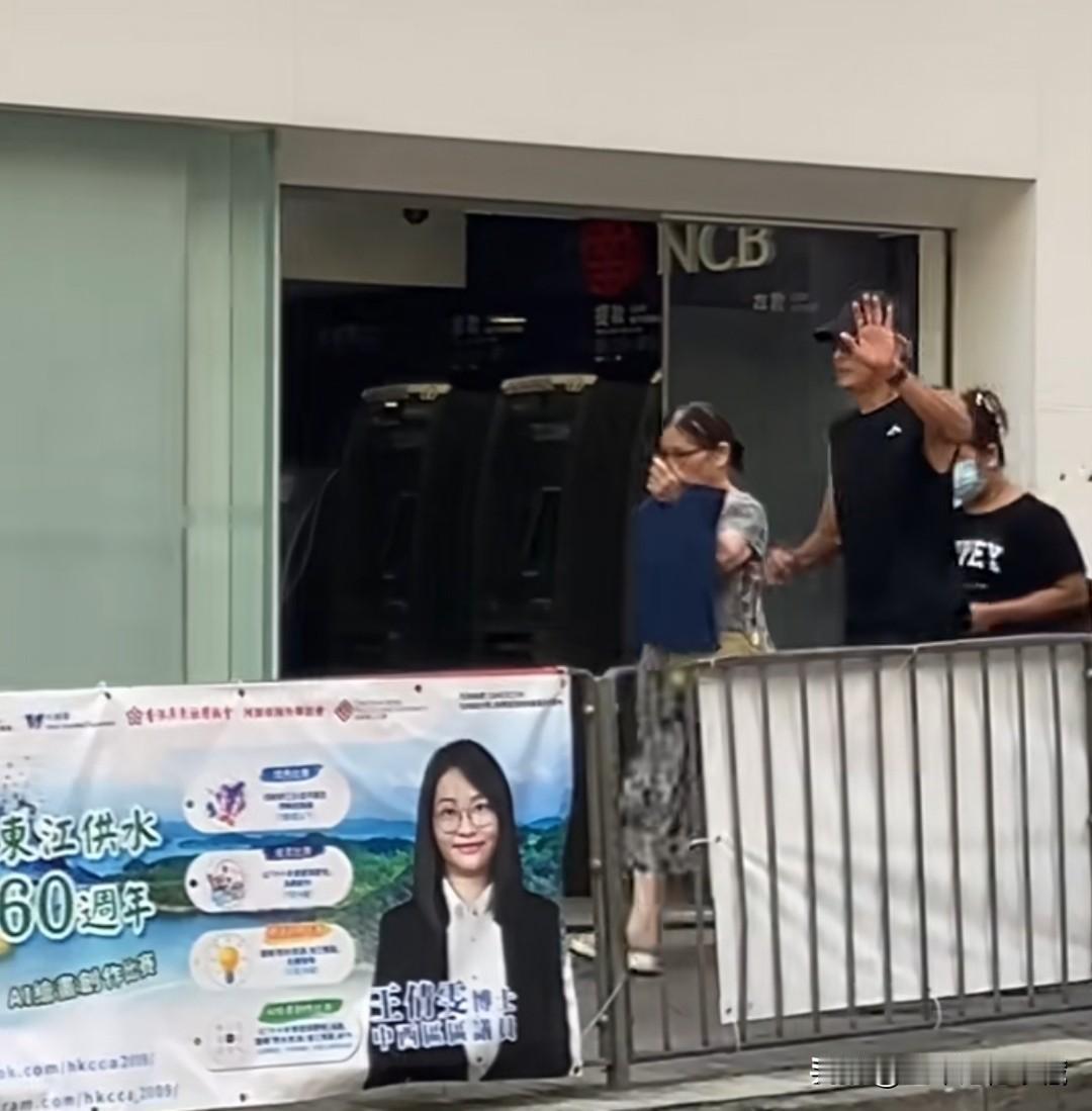 周润发在香港街头跑步锻炼身体，保镖男子近跟身后，都说香港明星出门不带保镖，这不，