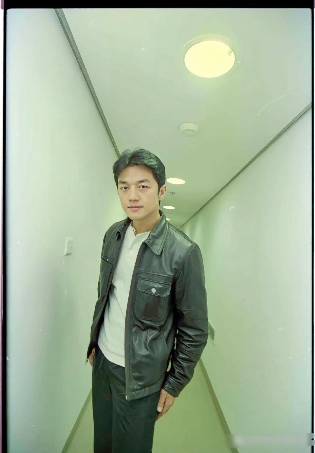 2000年秋李亚鹏在上海，年轻时居然还挺帅，难怪当年周迅、王菲都会看上他​​​