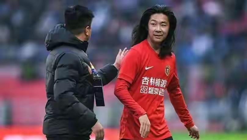 中超第8轮，辽宁铁人客场0-1落后深圳新鹏城。辽宁铁人怎么了？李金羽的日子不