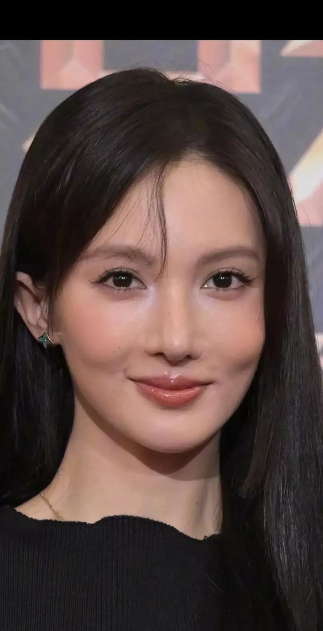 OMG慎入！脸上的假体要掉下来了！这苹果肌、这鼻子感觉摇摇欲坠。谁能告诉金晨