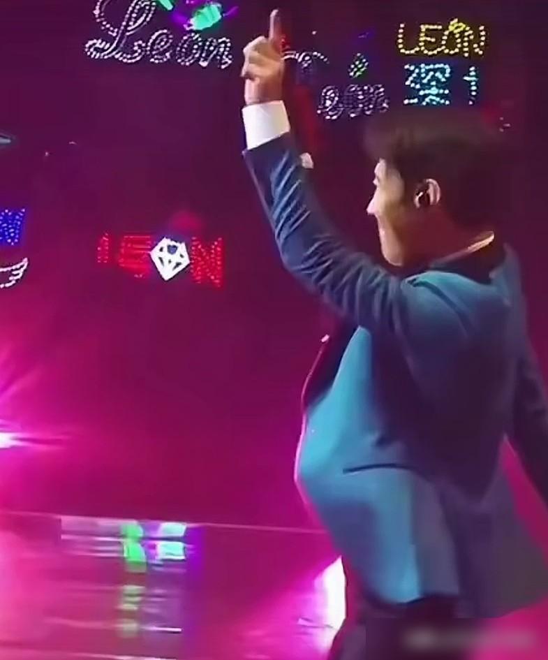 黎明跳舞被曾志伟嘲包尾？郭富城电臀马达甩他几条街！92年巡游，郭富城电臀一