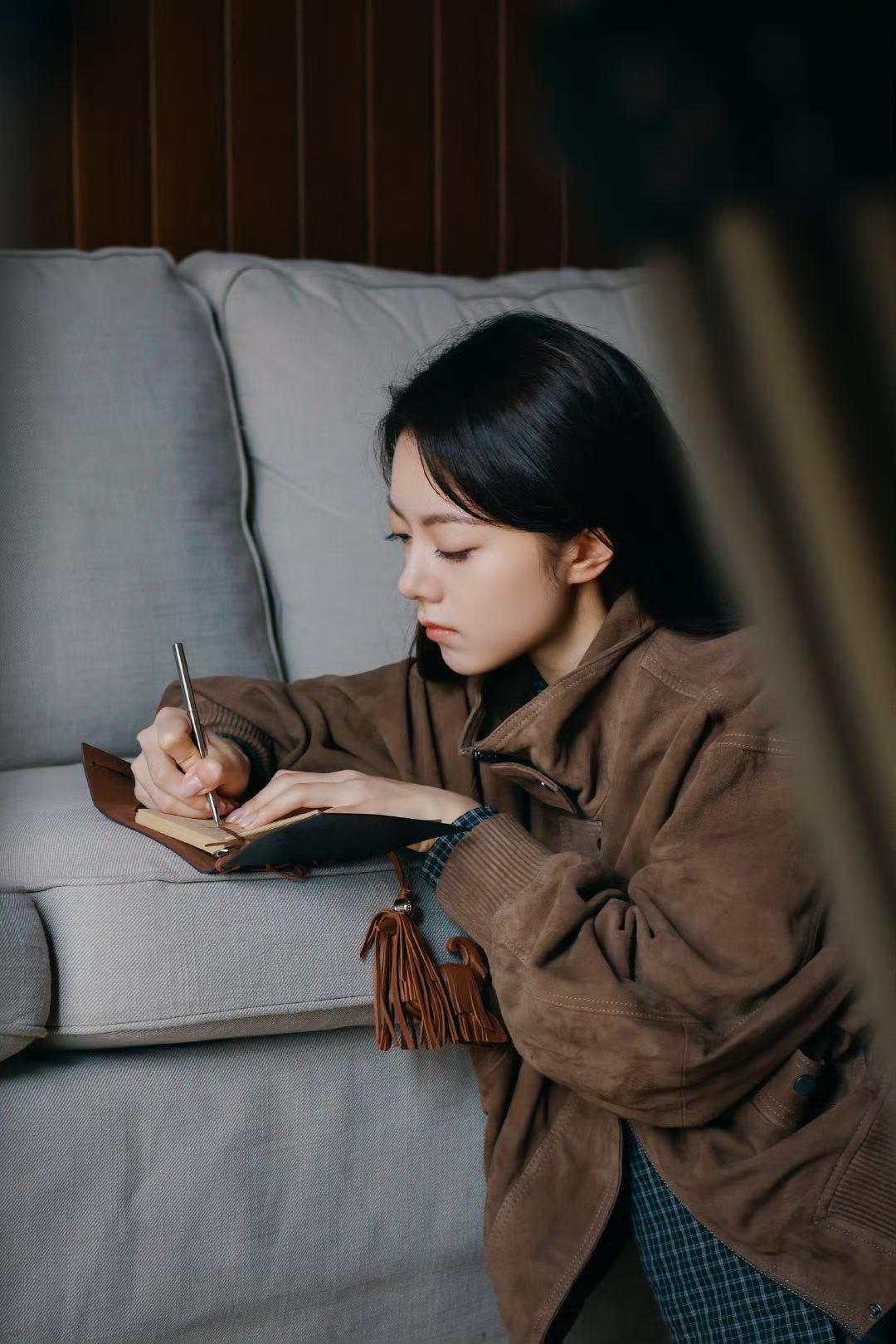 兼具澄澈的少年感与从容的温柔气场，不用刻意修饰，与生俱来的氛围感格外抓人。赵今麦