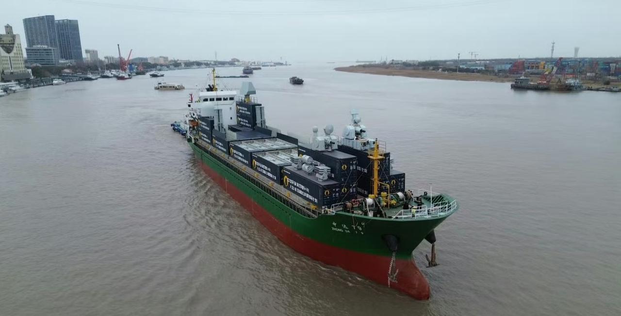 民用火力支援舰出海了！你看着是一艘集装箱船，可是集装箱里全是垂发。该船甲板集