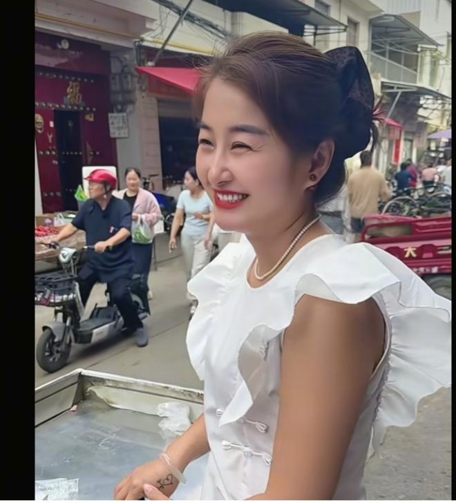 男子街头采访一女子：你说摸过手，亲过嘴，但最后没有在一起的算什么呀？女子的回答笑