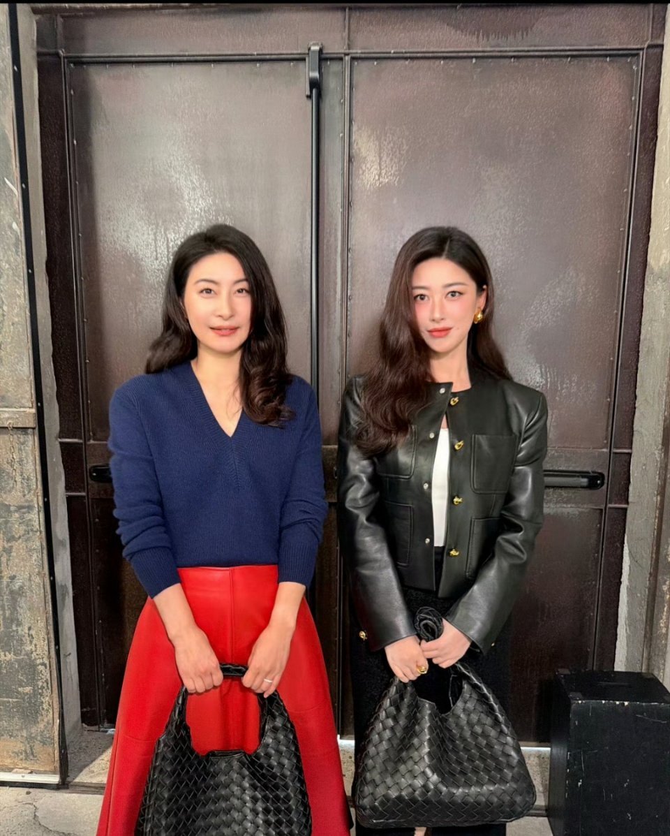 郭晶晶长相太特别了，单看不是大美女，但是和任何大美女合影就没输过，不管怎么看。