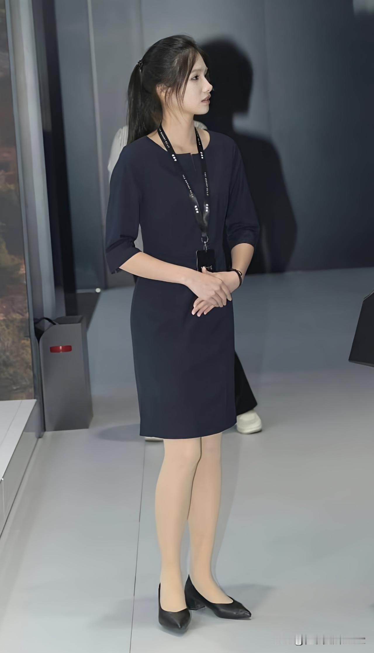 优雅职场风，简约黑色连衣裙搭配黑色高跟鞋，尽显干练气质