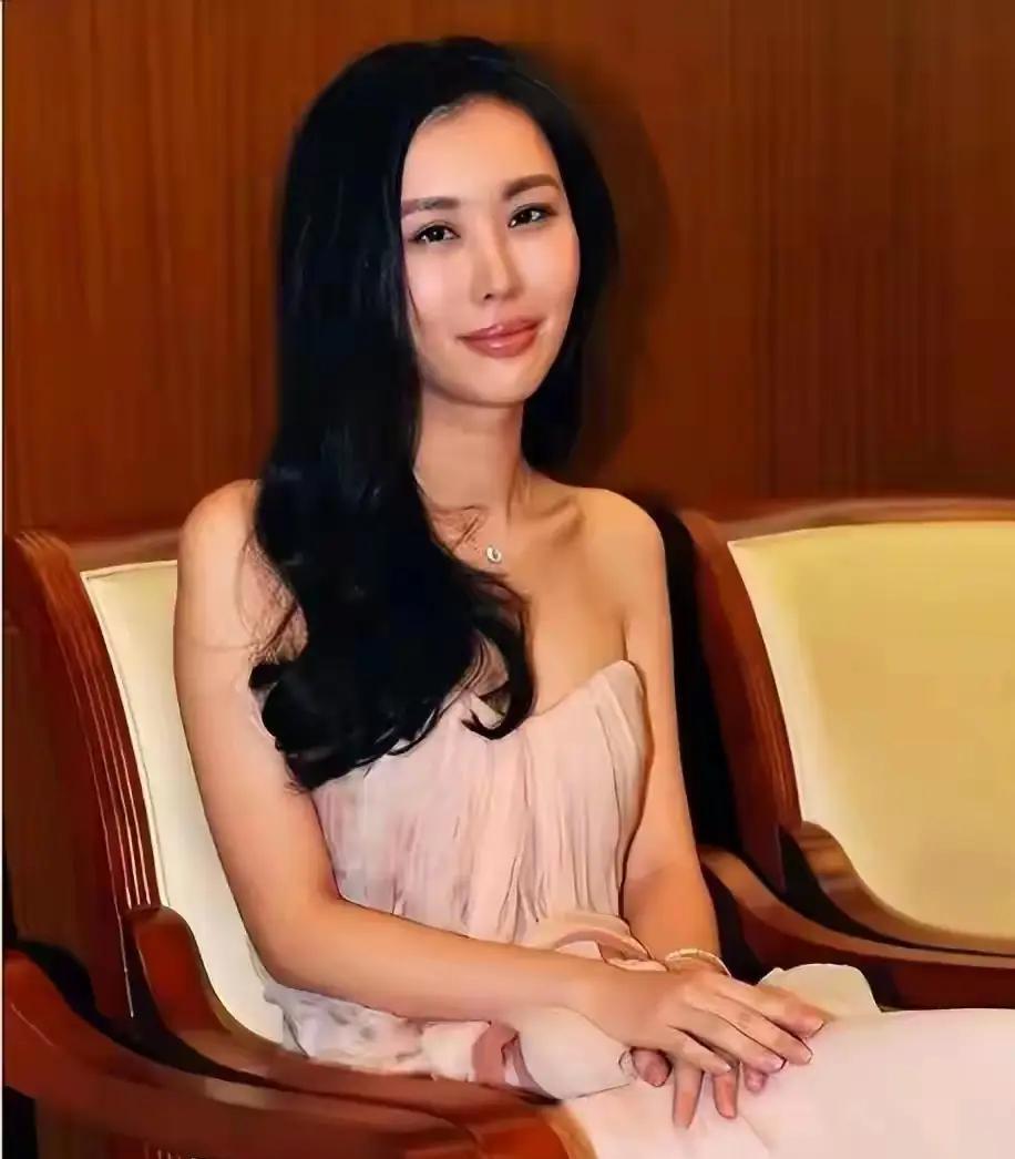 这哪是婚姻，是场实时直播的“权力游戏”真人秀。72岁老将王石一个抱怨“等得太累