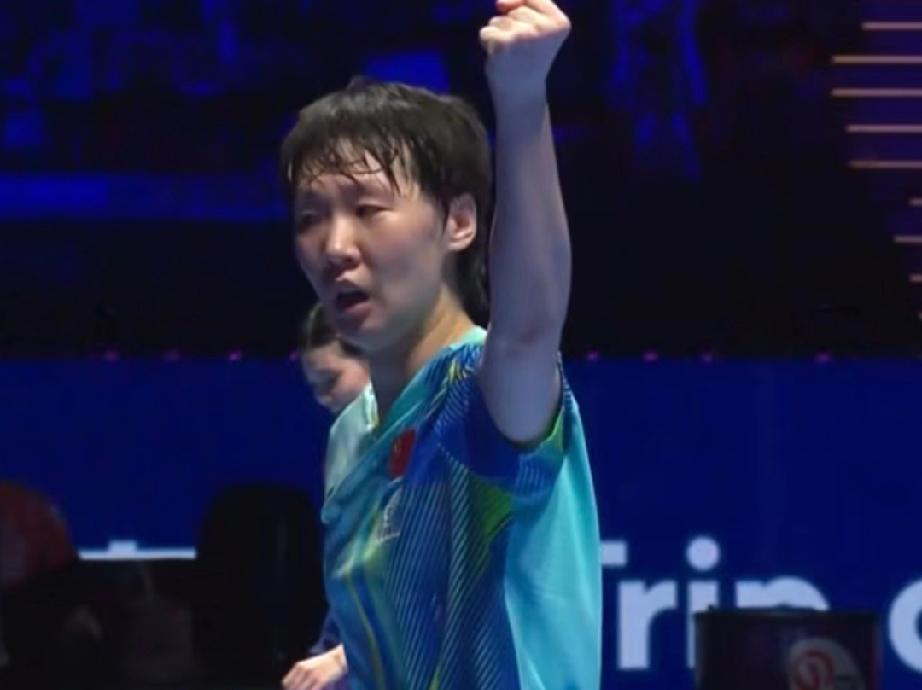 王曼昱打桥本帆乃香打的大汗淋漓的，没办法打到第五局局末的时候，裁判看不下去了，直