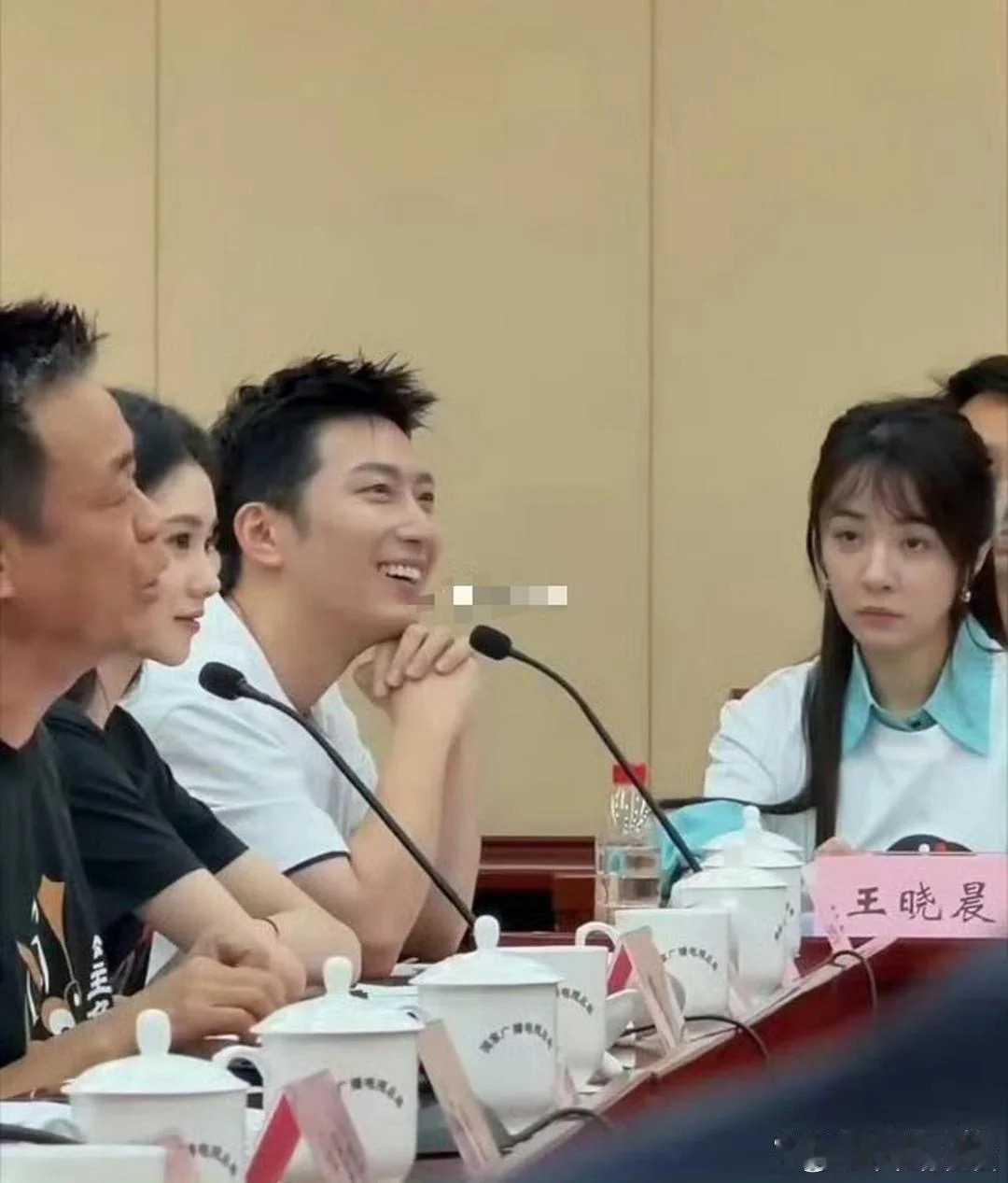 戏里开会她也是这样的！