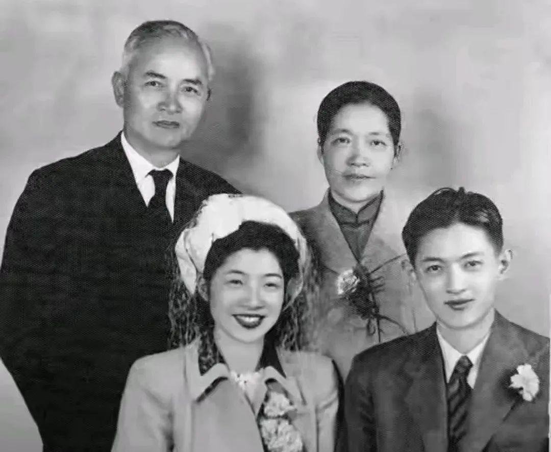 晴雨风说史晴雨风说史1949年，地质学家李四光为女儿李林举办了一场简单的