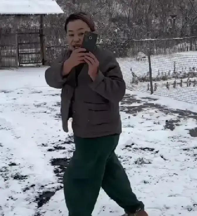 小山村的故事！大壮一家人，上山的小屋来看奶奶。王百万怎么知道的。她也跟着过来了，