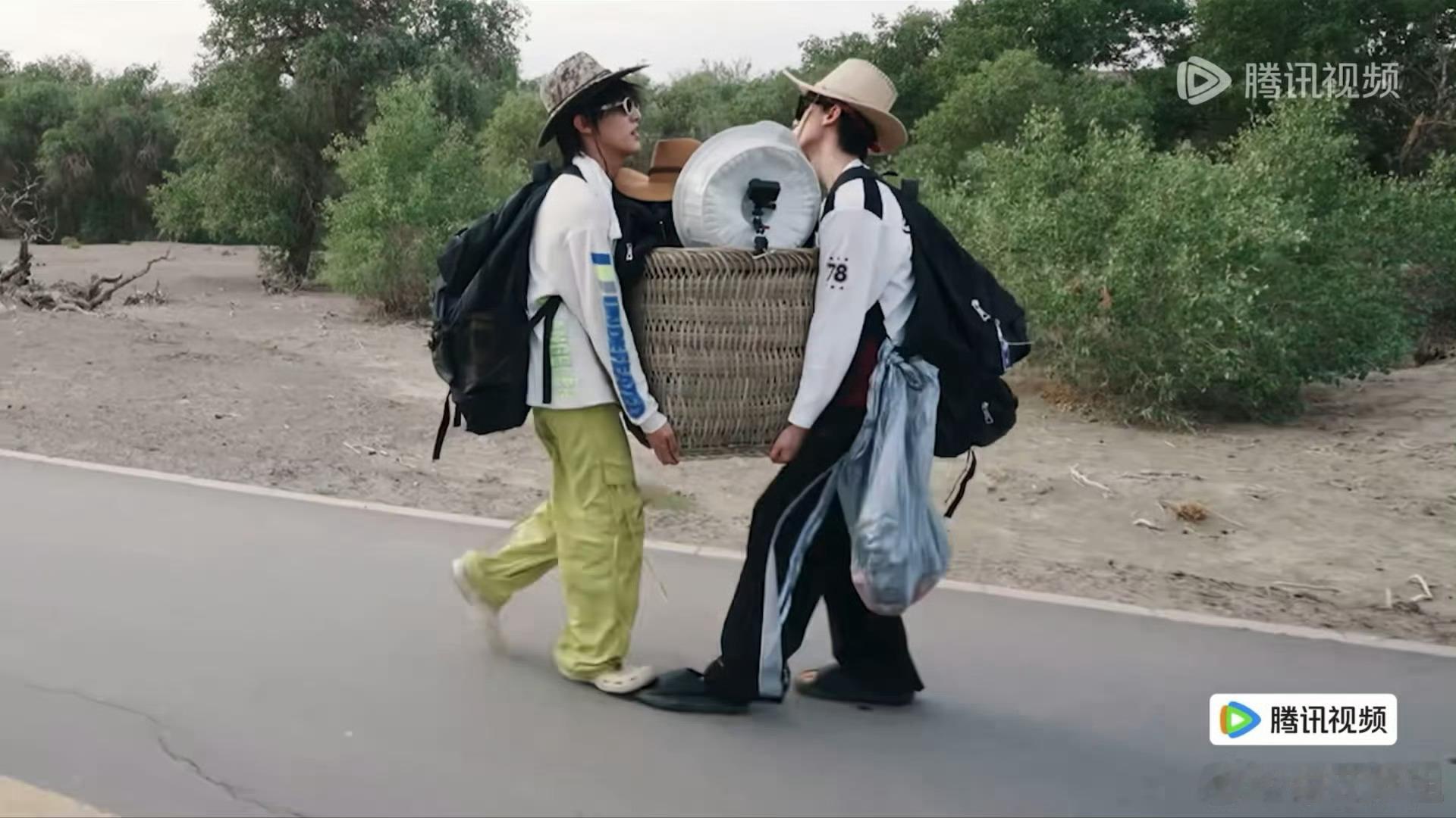 张泽禹把左航鞋踩掉了综艺名场面爆笑来袭，张泽禹和左航一同搬物资，没留神一脚直接踩
