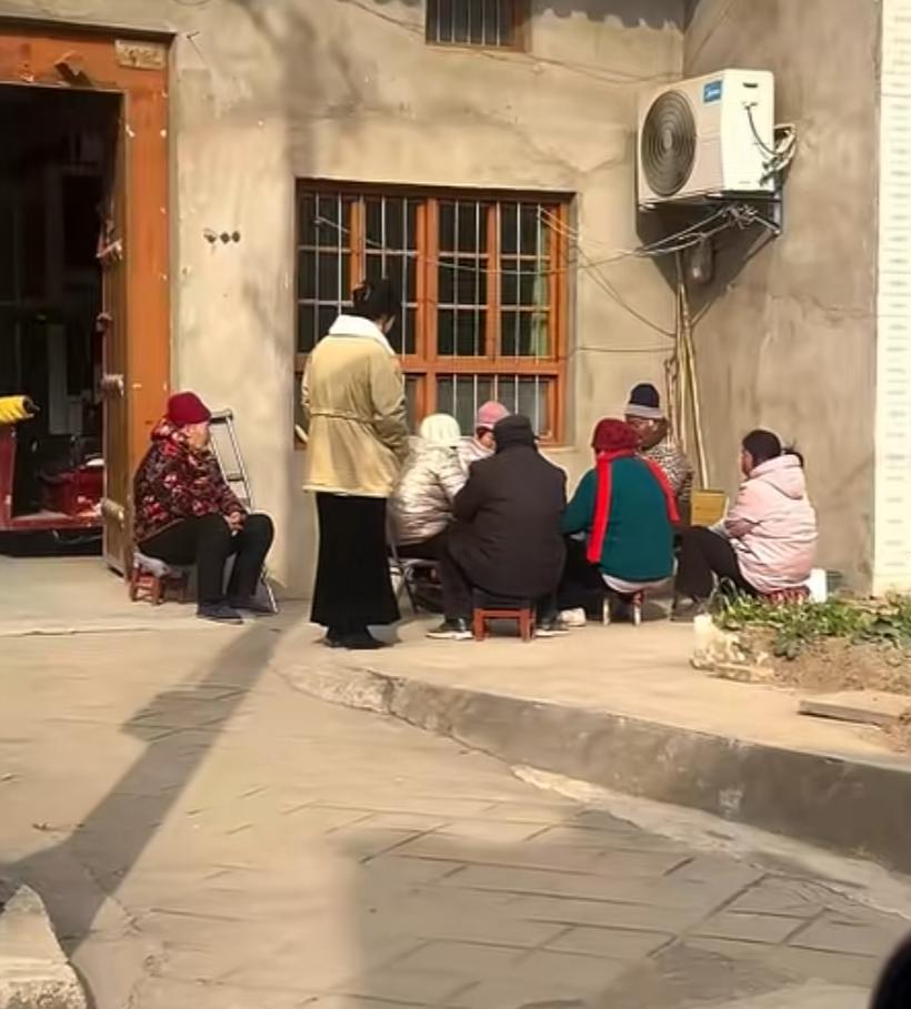 兄弟去相亲，看中相亲女的闺蜜：“我宁愿多花彩礼也不要你”！---我今年25，