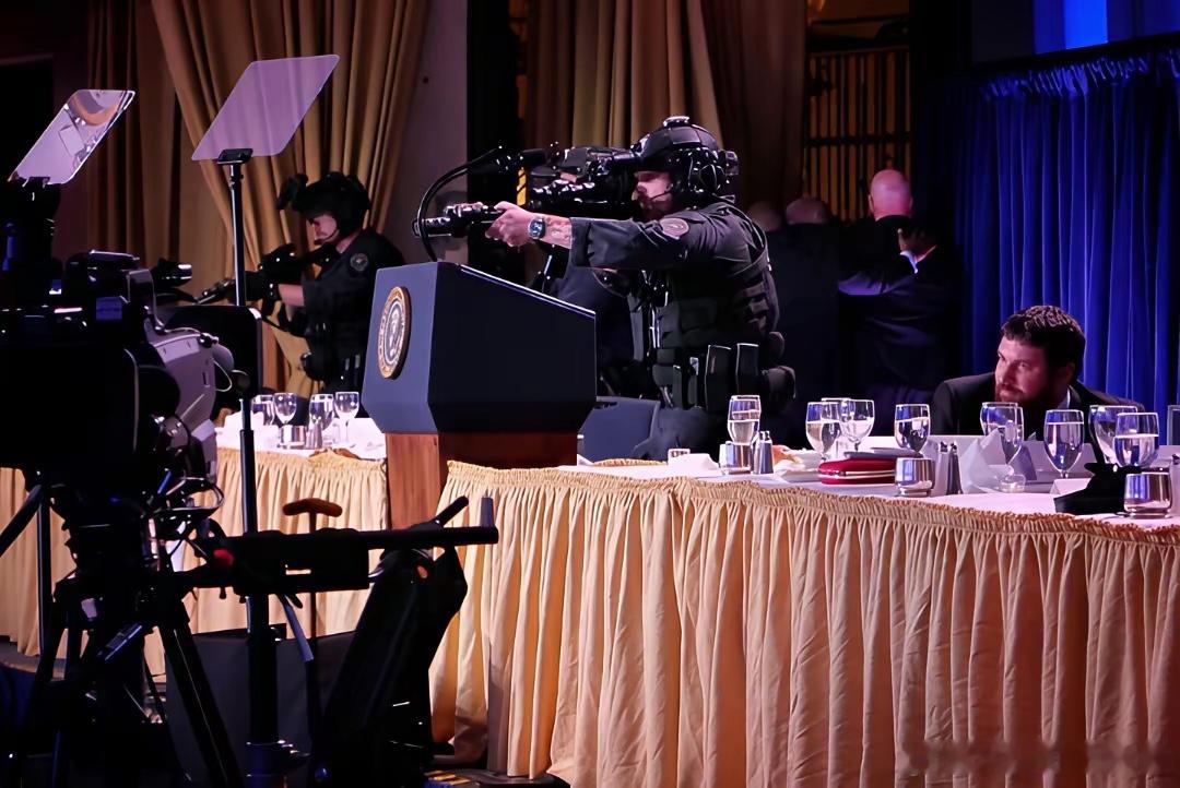 白宫记者会晚宴上的U.S.S.SCAT