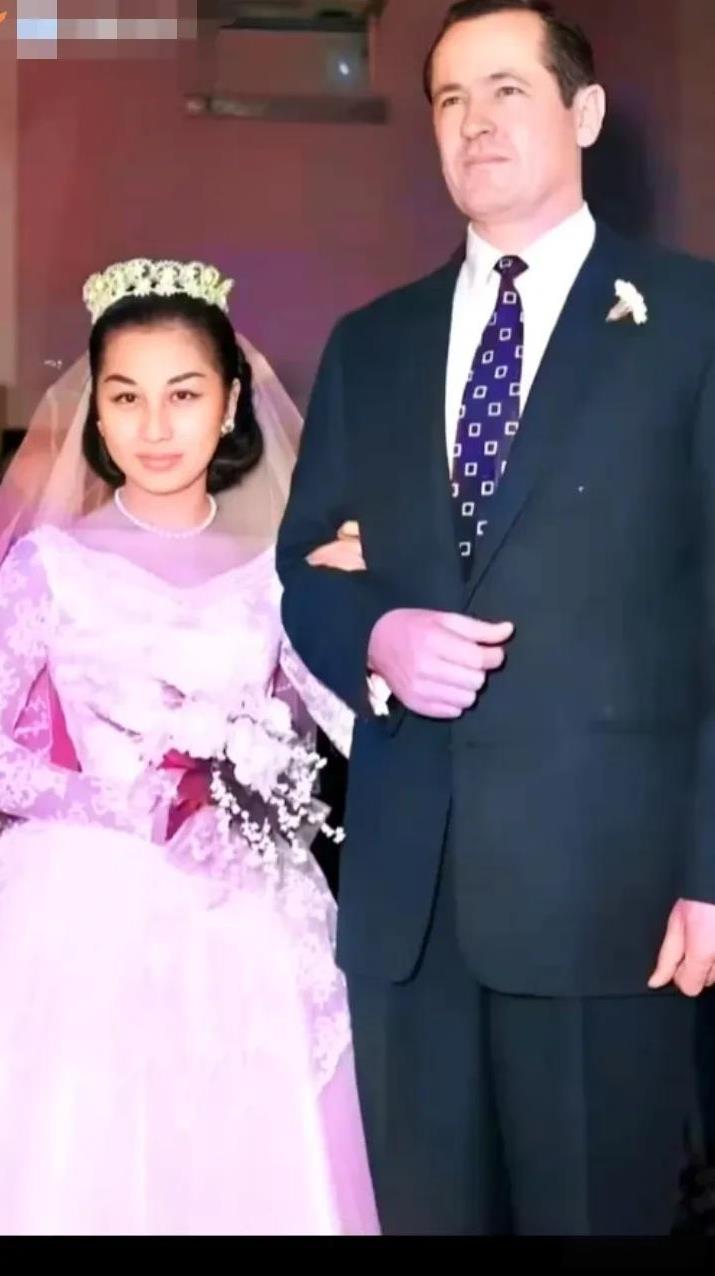 1957年，孙中山的孙女，19岁的孙穗芬，与飞机架驶员孙康威结婚。孙康威曾参加过