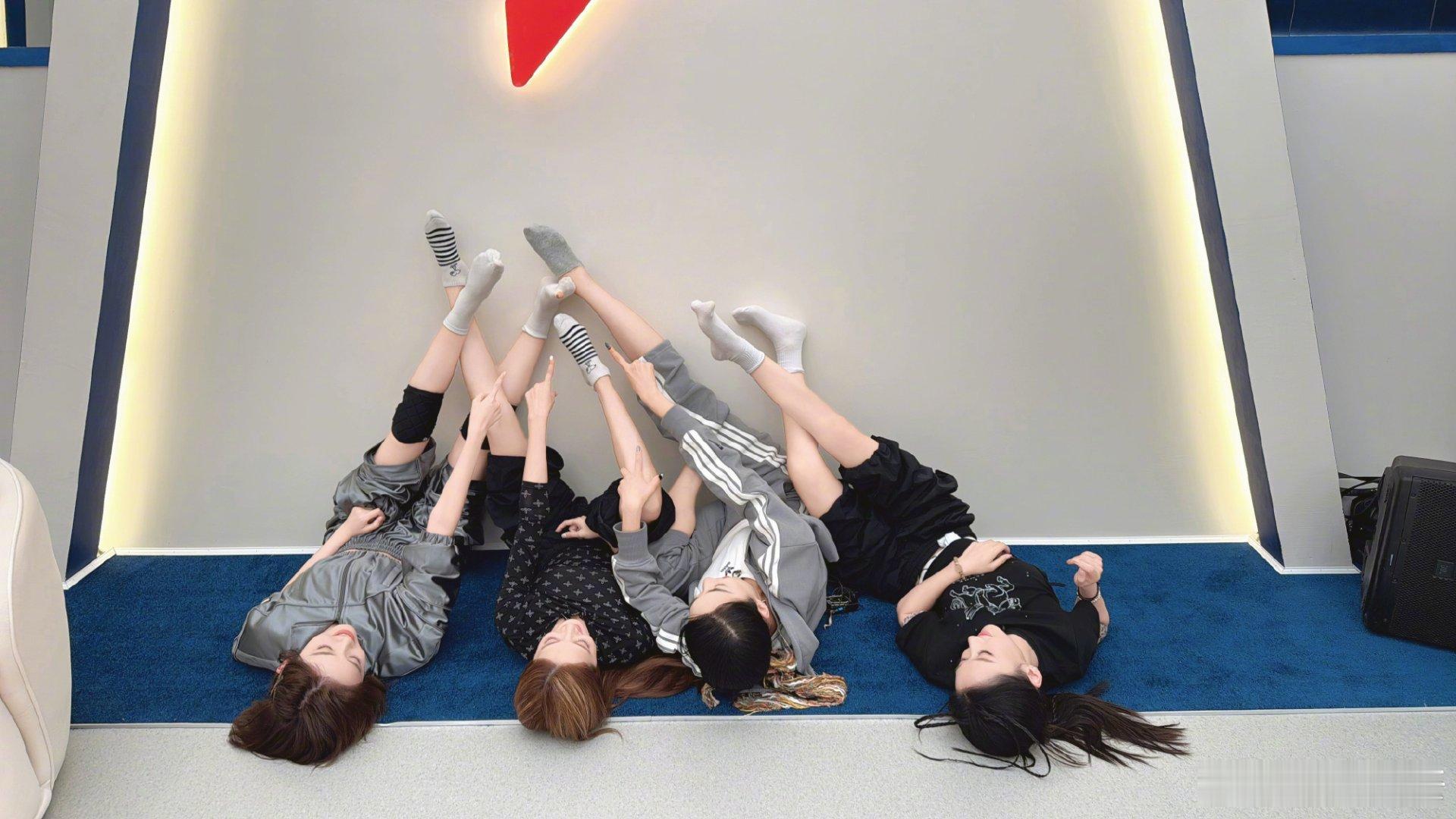 唐艺昕袜子跳破了唐艺昕把袜子跳破了唐艺昕太可爱了吧哈哈哈哈哈