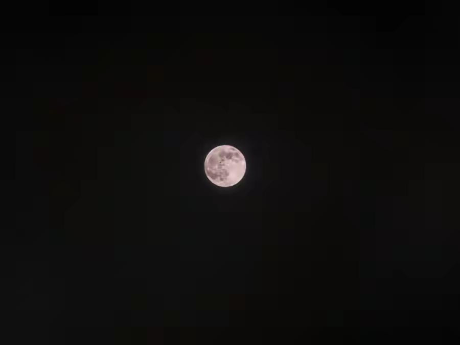 真受不了，每个人都能拍出又大又圆的月亮，只有我拍的月亮是丑的，到底是我的手机不行