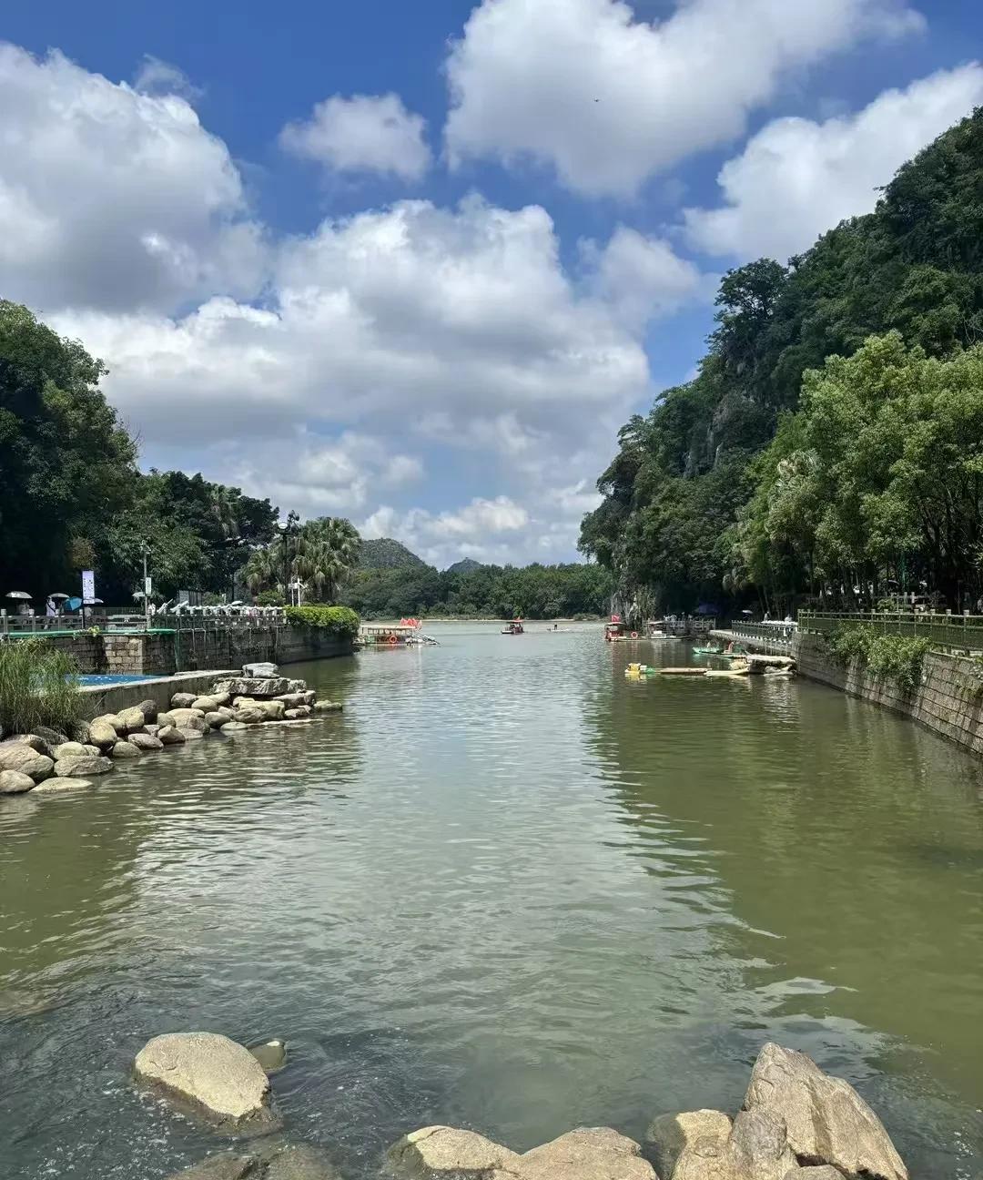 人心中的成见是一座大山。今天我在宿舍看管那帮男学生睡觉，当时还没到起床时间，离