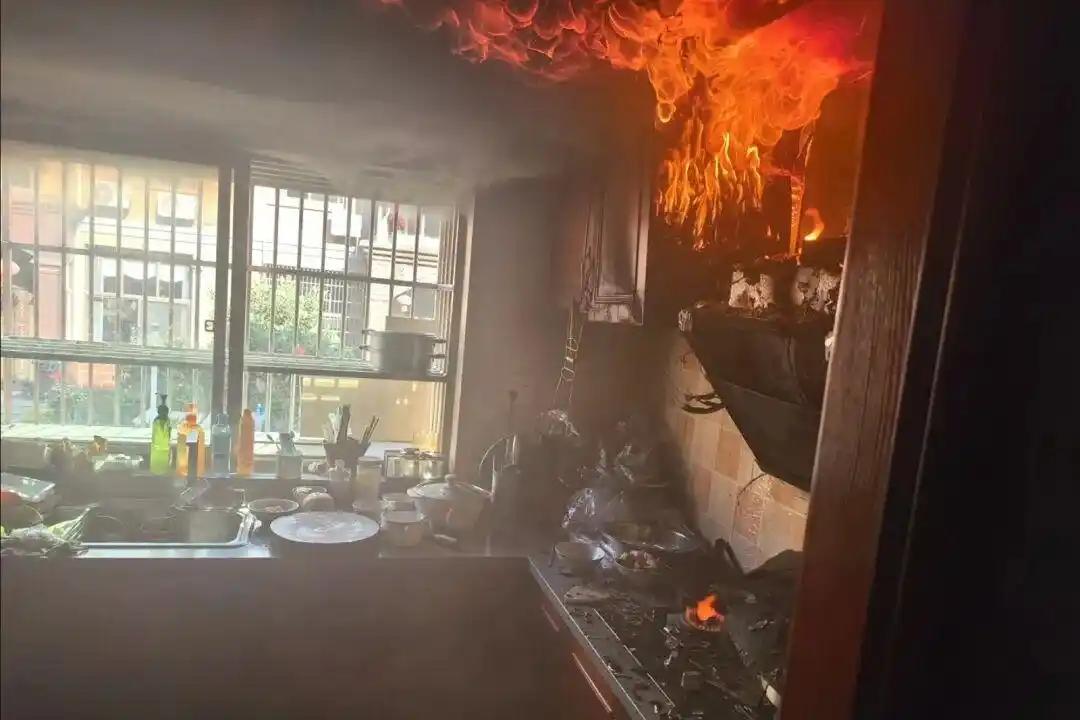 浙江嘉兴海宁市一住宅近日发生火灾，原因是业主俞女士在家中小火慢炖肉类时，未关火便